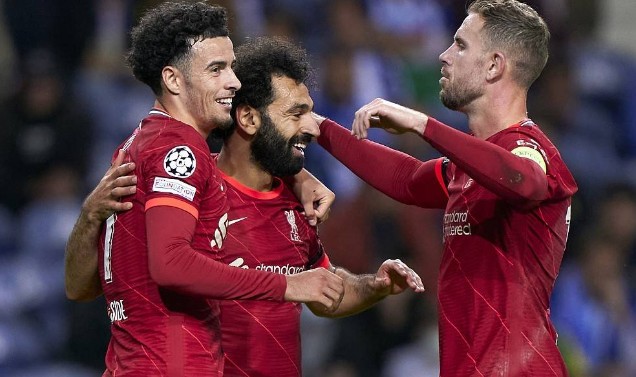  萨拉赫传射建功，利物浦完胜埃弗顿登顶榜首  