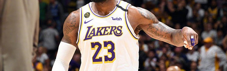  詹姆斯三双助湖人险胜马刺  