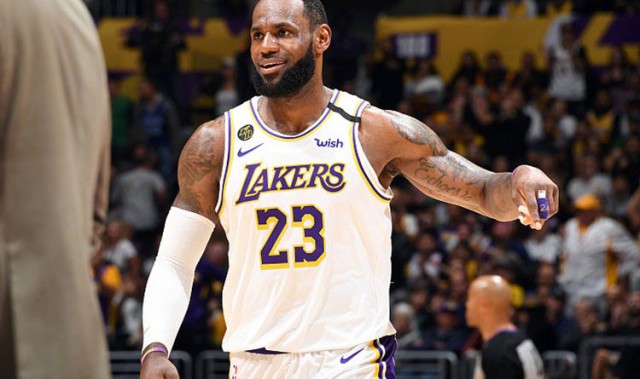  詹姆斯三双助湖人险胜马刺  