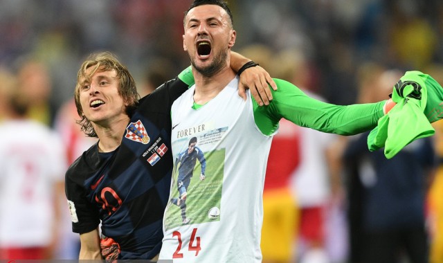  科隆门将神扑两点球助球队逼平拜仁  