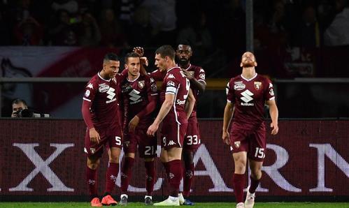  AC米兰防线送礼遭绝杀  